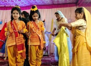 प्रस्तुति देते नन्हे मुन्ने बच्चे 